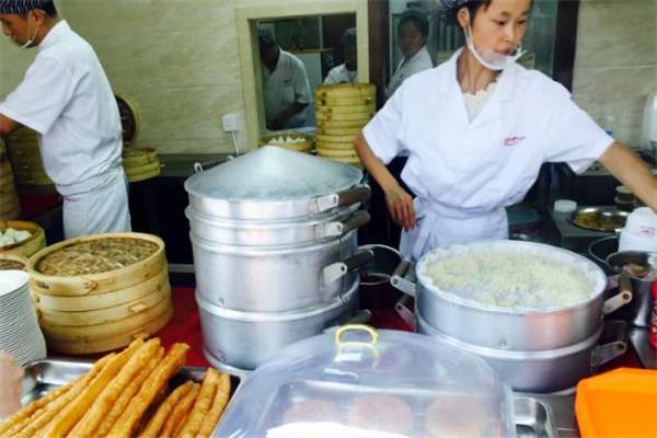 回顾丨预制菜、出海、助老餐厅……今年两会，餐饮提案都关注这些！